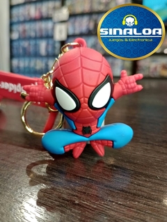 Llavero Superheroe - Spiderman (pose tirando tela de araña)