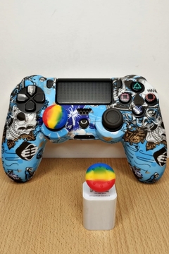 Funda joystick ps4 c/ sticks + skin luz (blanca diseño patines y calaveras - celeste) - comprar online