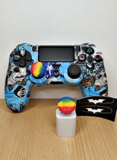 Funda joystick ps4 c/ sticks + skin luz (blanca diseño patines y calaveras - celeste)