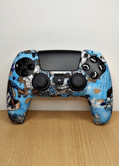 Funda joystick ps5 (blanca diseño patines y calaveras - celeste)