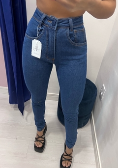 calça skinny escura dj
