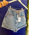 short detalhe em linha ocre