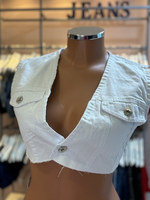 Cropped branco botão e decote