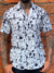 Camisa masculina estampada com padrão de casas em preto e branco, modelagem de manga curta.