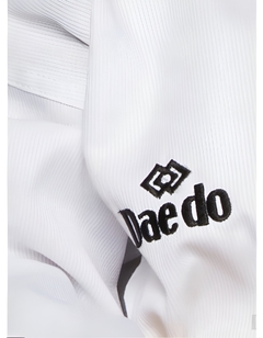 Dobok Daedo Basic Gola Branca Canelado Aprovado WT - comprar online