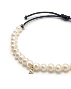 Pulseira pérola com letra S - La Chica de Oro