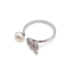 Anel pérola e laço com diamante na internet