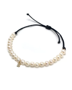 Pulseira pérola com letra S na internet