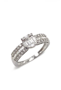 Anel com diamante central