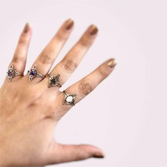 Anillo de Acero Nudo de Bruja con Piedra - comprar online