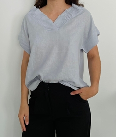 Remera DICKENS con volado en cuello de lino (2006) en internet