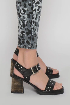 Sandalia COCO con taco y tachas (5753) en internet