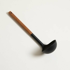 Cucharon nylon-mango madera y acero 29x8cm