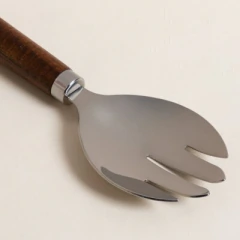 CUCHARA DENTADA DE SERVIR MANGO MADERA - comprar online