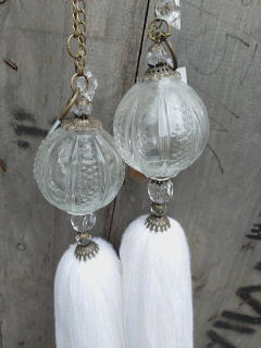 Borla bocha labrada vidrio lana BLANCA- bronce