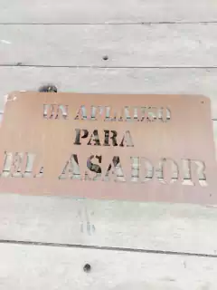 cartel un aplauso para el asador