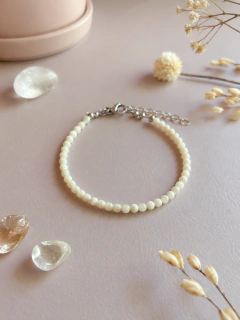 Pulsera fina de piedra Nacar- Feminidad y Sensibilidad 