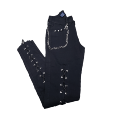 PANTALON DE JEAN PRODUCIDO CON CORDONES Y CADENA VOLCADA
