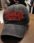 Gorra de gabardina negro gastado Stranger Things en internet