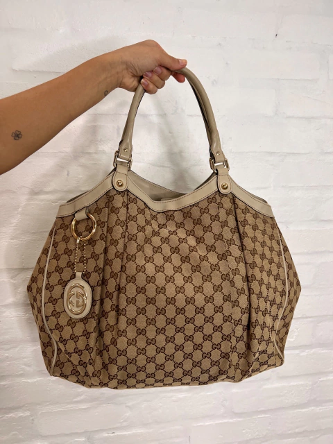 Bolsa Gucci Sukey GG Canvas Dourada Large