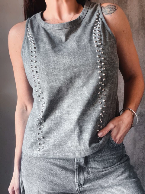 Musculosa washed tachas lineal