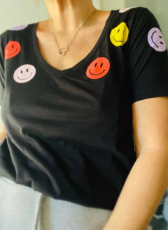 Remera Happy black Cuello v - comprar online