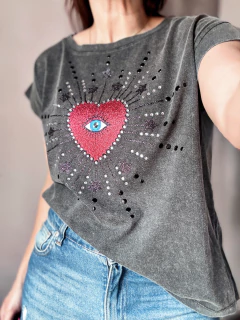 Remera washed corazón tachas y strass en internet