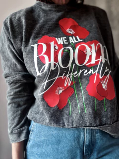 Buzo washed we all Bloom differently - comprar online