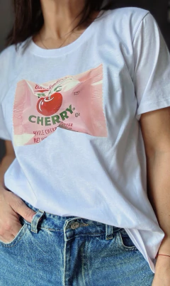 Remera big cherry Candy DTF - Natalia Dubinsky Customizacion de prendas y Objetos