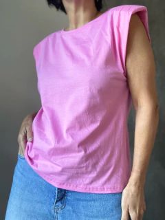 Remera hombreras - Natalia Dubinsky Customizacion de prendas y Objetos