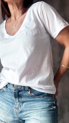 Remera Basica white Cuello V