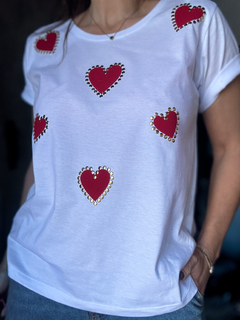 Remera corazones tachas en internet