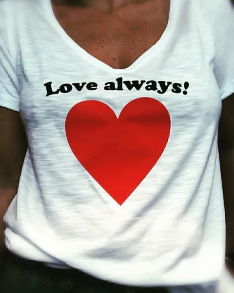 Remera Love Always corazon grande en internet