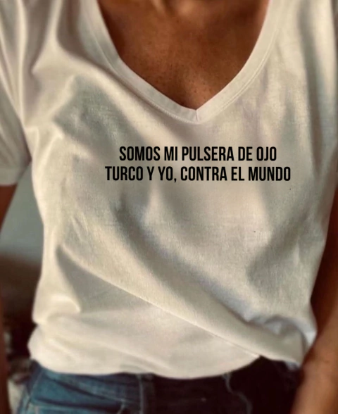 Remera Somos mi pulsera de ojo turco y yo contra el mundo