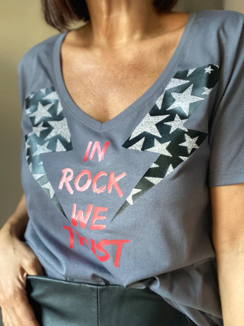 Remera In Rock we trust - Natalia Dubinsky Customizacion de prendas y Objetos