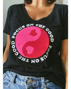 Remera Focus on the good na internet