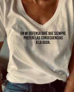 Remera En mi defensa dire que siempre preferí las consecuencias a la duda