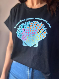 Remera manga china Embrace your Uniqueness en internet