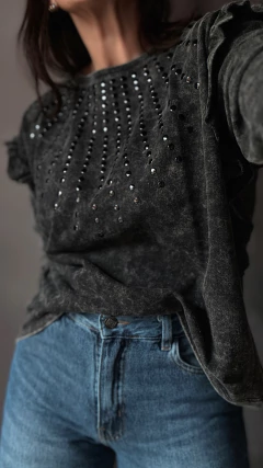 Buzo washed volado tachas