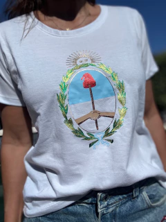Remera Escudo Nacional - comprar online