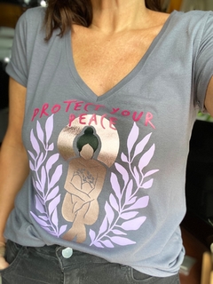 Remera Protect your peace en internet
