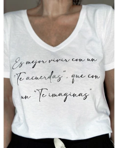 Remera Es mejor Vivir con un te acuerdas - buy online