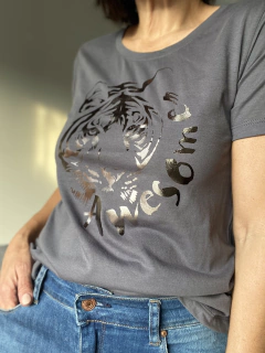 Remera Awesome tiger - Natalia Dubinsky Customizacion de prendas y Objetos
