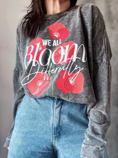 Buzo washed we all Bloom differently - comprar online
