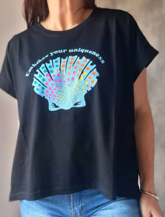 Remera manga china Embrace your Uniqueness - comprar online