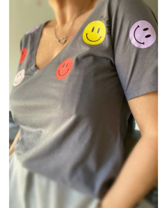 Remera Happy grey Cuello v on internet
