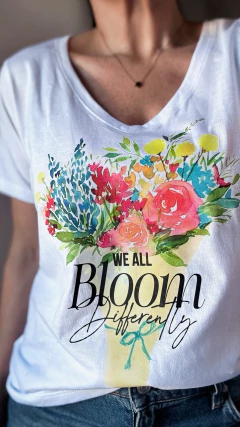 Remera flowers we all Bloom differently