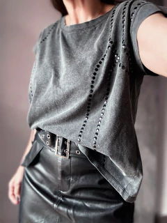 Remera washed tachas lineal - comprar online