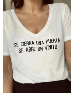 Remera Se cierra una puerta se abre un vinito