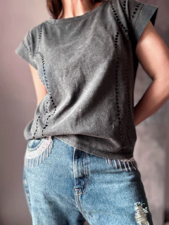 Remera washed tachas lineal - tienda online